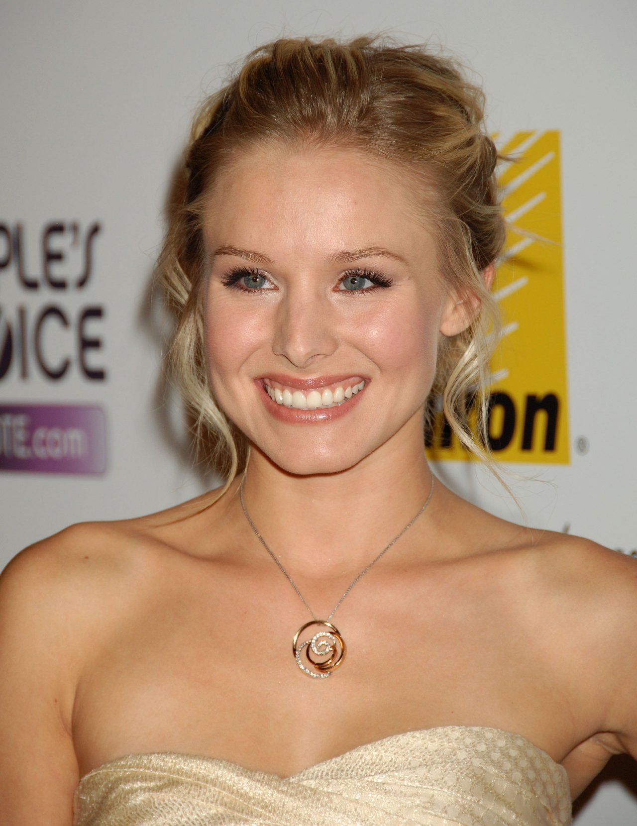 Beautiful Kristen Bell pictures and photos.